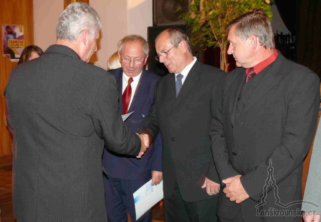 24_Udelovani pametnich medaili skoly_5_Panove Minar Pacha Jurecek a Ledl.jpg